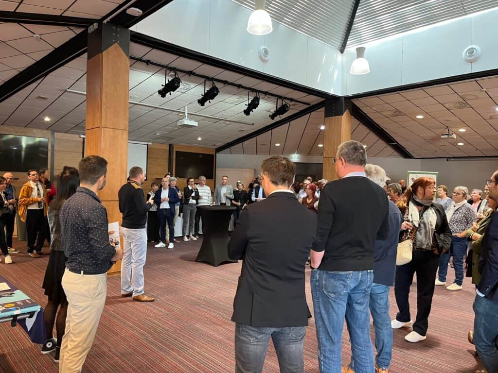 Un employé Élap en train de de s'adresser aux participants du Colloque FNADEPA